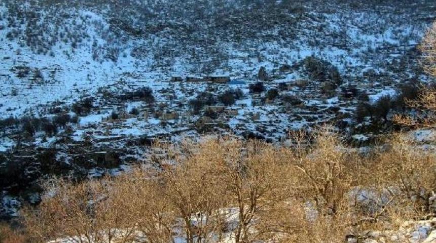 Karda Mahsur Kalan K&ouml;yl&uuml;lerin Imdadına Ekipler Yetişti
