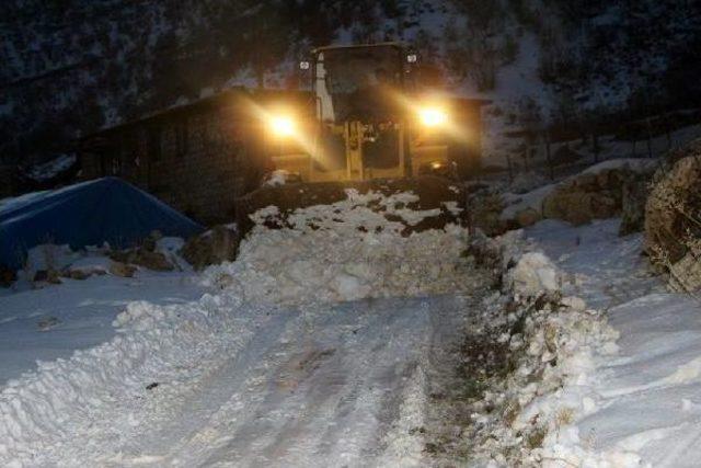 Karda Mahsur Kalan Köylülerin Imdadına Ekipler Yetişti