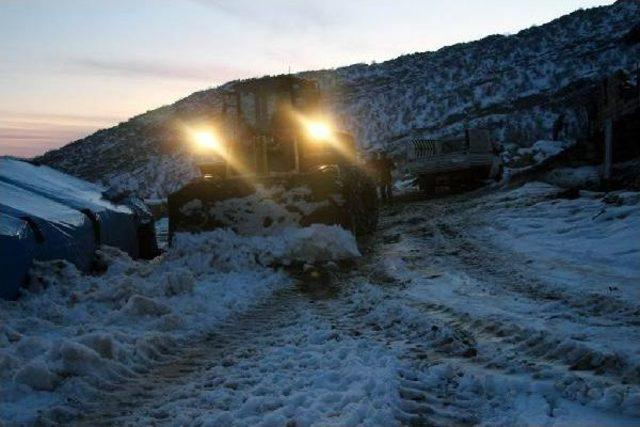 Karda Mahsur Kalan Köylülerin Imdadına Ekipler Yetişti