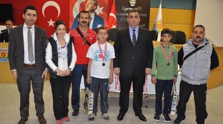 Kurtuluş Koşusu Şampiyonları Madalyalarını Aldı