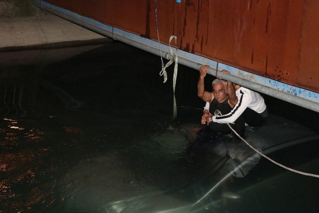 Otomobiliyle Kanala U&ccedil;an Alkoll&uuml; S&uuml;r&uuml;c&uuml; &Ouml;l&uuml;mden Son Anda Kurtuldu