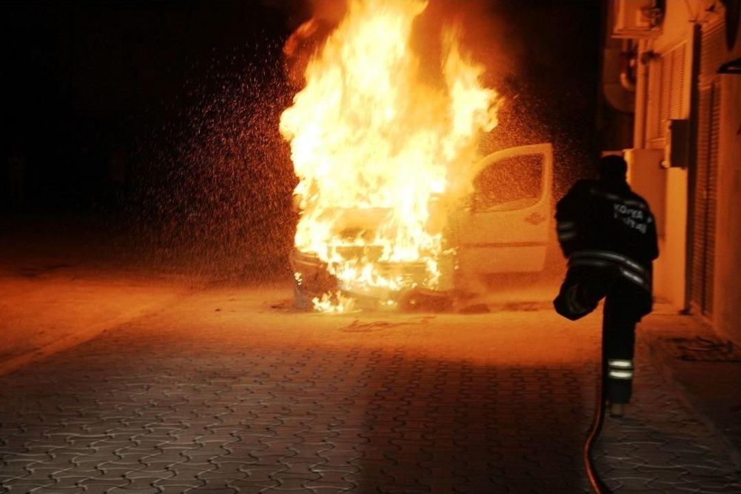 Alev Alev Yanan Aracını &Ccedil;aresizce Seyretti