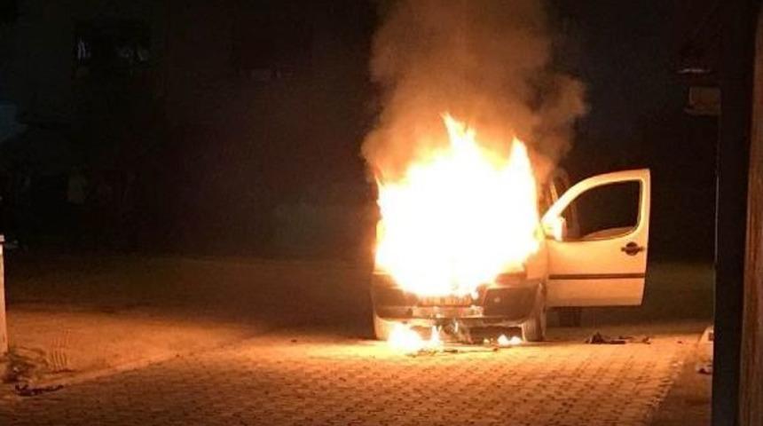 Aracının Yanışını &Ccedil;aresizlik I&ccedil;inde Izledi