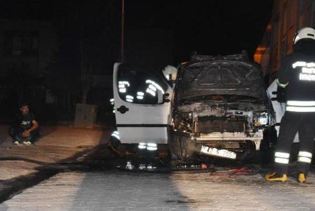 Aracının Yanışını Çaresizlik Içinde Izledi