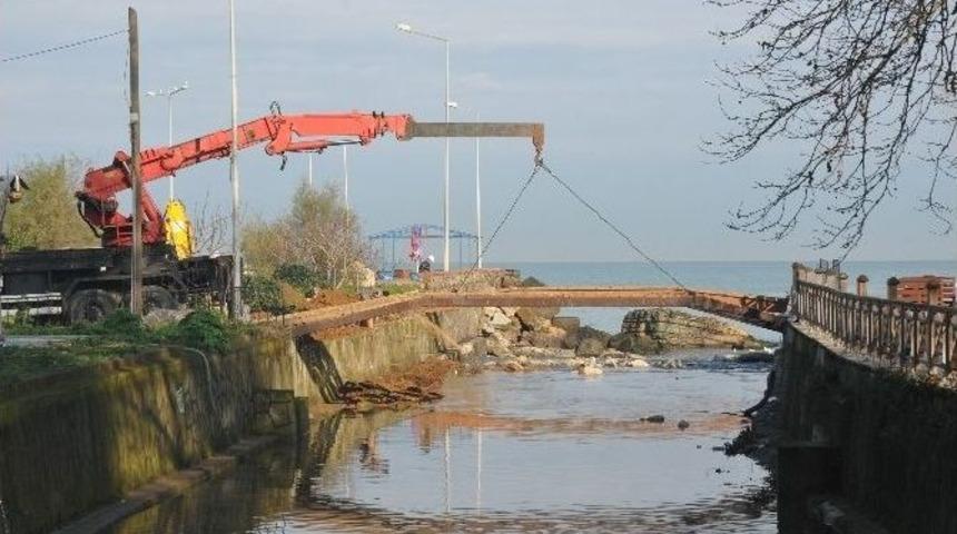 Ak&ccedil;akoca&rsquo;da Tahta Asma K&ouml;pr&uuml;ler Kaldırılıyor