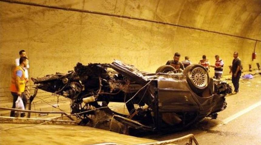 Otomobil T&uuml;nelde Bariyere &Ccedil;arptı: 2 &Ouml;l&uuml;, 1 Yaralı