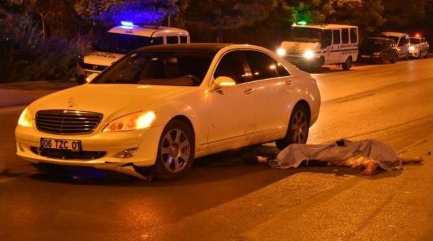 Elinde Bı&ccedil;akla Yolun Karşısına Ge&ccedil;meye &Ccedil;alışırken 2 Ara&ccedil; Ezdi