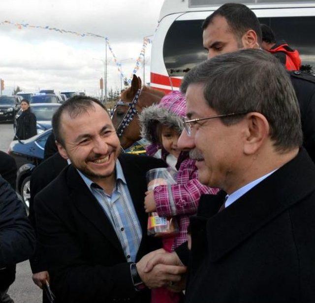 Davutoğlu'nu erzurum'da atlı ciritçiler karşıladı