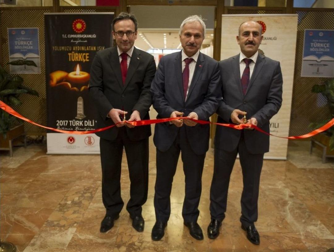"tarih Boyunca T&uuml;rk&ccedil;e S&ouml;zl&uuml;kler" Sergisi A&ccedil;ıldı