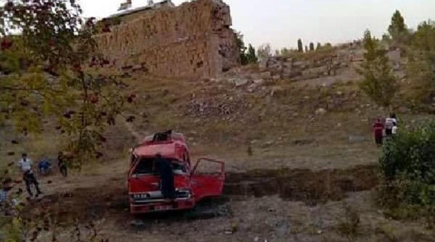 Akaryakıt Tankeri Şarampole U&ccedil;tu; S&uuml;r&uuml;c&uuml; &Ouml;ld&uuml;