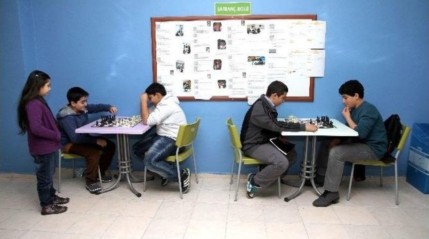 Karşıyaka&rsquo;da &Ccedil;ocuklara Satran&ccedil; Kursu