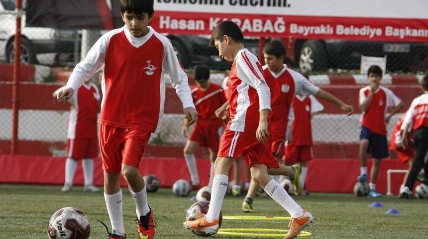 Bayraklı&rsquo;nın Halı Sahaları G&ouml;z Kamaştırıyor