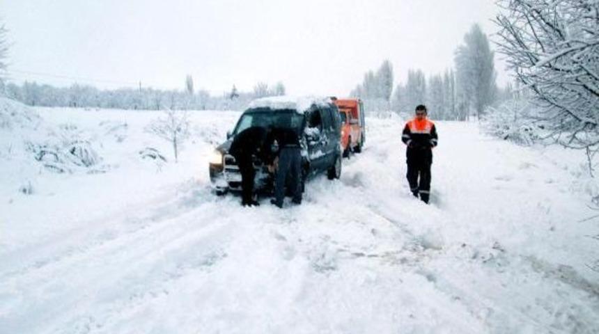 Isparta'da Kar Hayatı Felç Etti