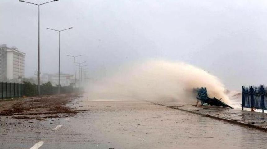 Antalya'da Fırtına Ve Yağmur Yaşamı Fel&ccedil; Etti, Okullar Tatil Edildi (5)