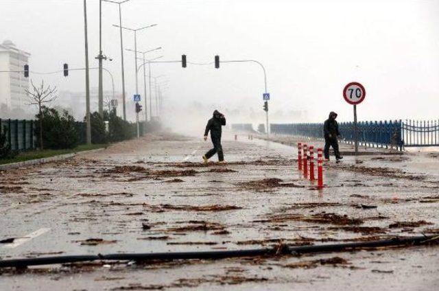 Antalya'da Fırtına Ve Yağmur Yaşamı Felç Etti, Okullar Tatil Edildi (5)