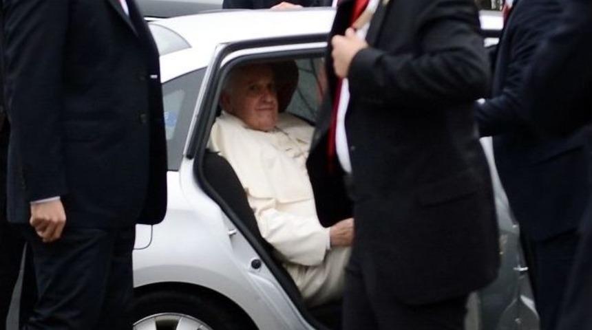 Papa&rsquo;nın M&uuml;tevazi Makam Aracıyla Zorlu İmtihanı