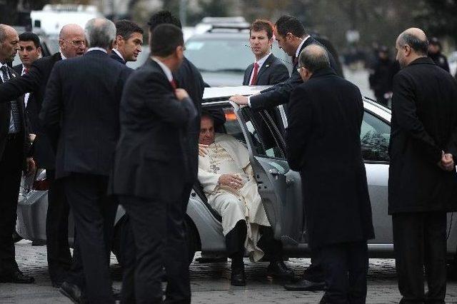 Papa’nın Mütevazi Makam Aracıyla Zorlu İmtihanı