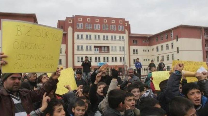 Şanlıurfa&rsquo;Da &Ouml;ğrenci Velilerinden 'suriyeli &Ouml;ğrenci' Tepkisi