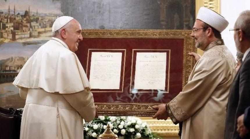 Diyanet İşleri Başkanı G&ouml;rmez&rsquo;den Papa Francis&rsquo;e Anlamlı Hediye
