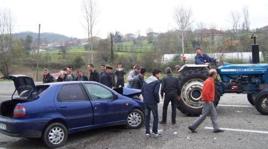 Zonguldak'ta iki otomobil &ccedil;arpıştı: 1 &ouml;l&uuml;, 4 yaralı