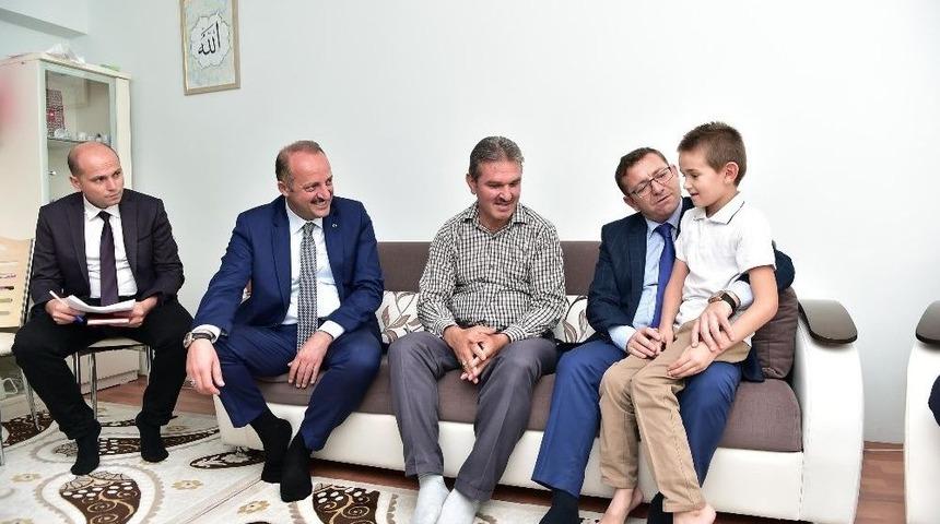 Akg&uuml;l Şehit Ailelerini Ziyaret Etti