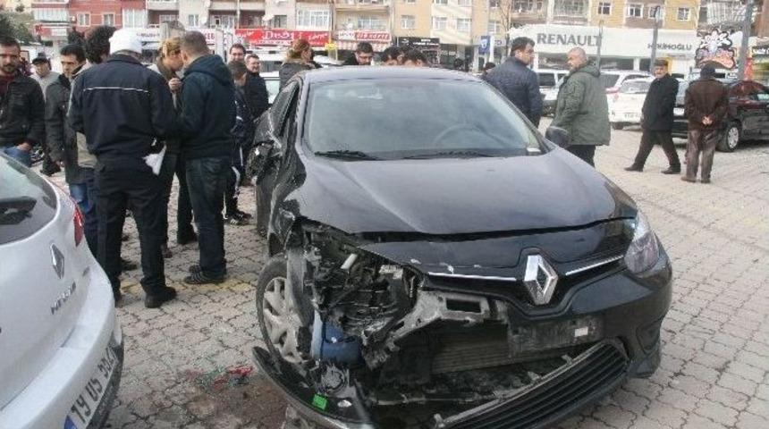 Kadın S&uuml;r&uuml;c&uuml; Otoparktan &Ccedil;ıkarken 5 Otomobile &Ccedil;arptı