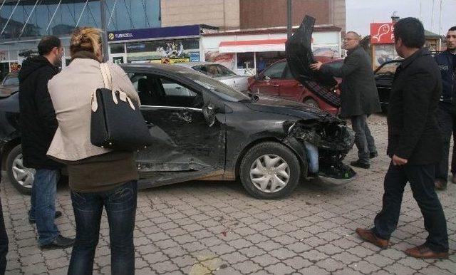 Kadın Sürücü Otoparktan Çıkarken 5 Otomobile Çarptı