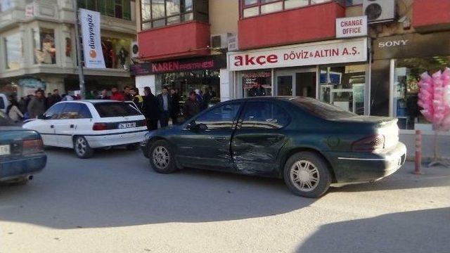 Erzincan’da Maddi Hasarlı Trafik Kazası