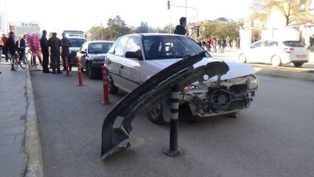 Erzincan’da Maddi Hasarlı Trafik Kazası