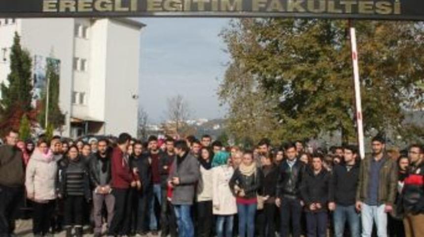 Bir Grup &Ouml;ğrenci Dayak Attığı İddia Edilen &Ouml;ğretim G&ouml;revlisine Sahip &Ccedil;ıktı