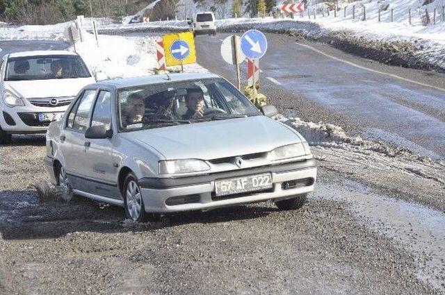 Köstebek Yuvası Gibi Yollar Kazaya Davetiye Çıkarıyor