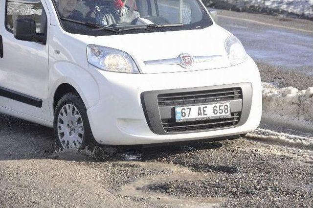 Köstebek Yuvası Gibi Yollar Kazaya Davetiye Çıkarıyor