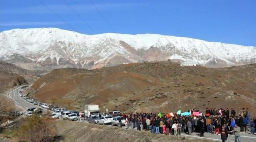 Baraj protestosunda yol kapattılar