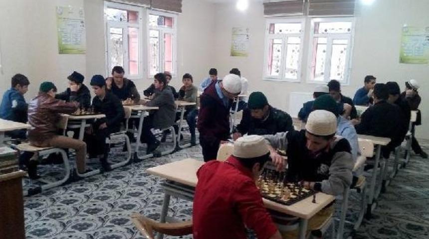 Şemdinli'de Bakanlık Destekli Gen&ccedil;lik Merkezi Faaliyete Ge&ccedil;ti