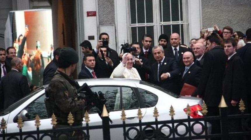 Papa’ya Büyük Sevgi Gösterisi