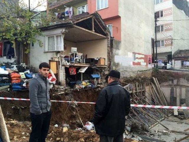 Temel kazısı sırasında bitişik evin duvarı yıkıldı 1