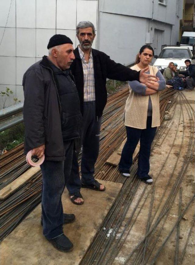 Temel kazısı sırasında bitişik evin duvarı yıkıldı 2