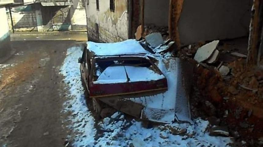 Kahramanmaraş'ta Evin Duvarları Otomobilin &Uuml;zerine Yıkıldı