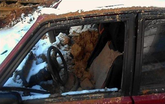 Kahramanmaraş ta Evin Duvarları Otomobilin &Uuml;zerine Yıkıldı 1