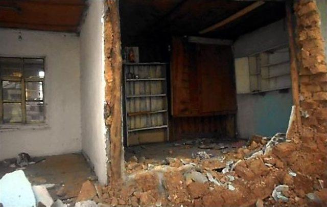 Kahramanmaraş ta Evin Duvarları Otomobilin &Uuml;zerine Yıkıldı 2