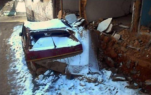 Kahramanmaraş ta Evin Duvarları Otomobilin &Uuml;zerine Yıkıldı 3