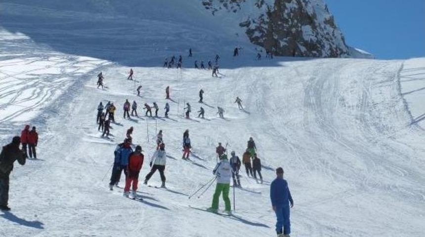 Hakkari'de Kayak&ccedil;ılar Il Birinciliği I&ccedil;in Yarıştı