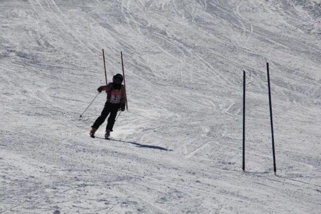 Hakkari de Kayak&ccedil;ılar Il Birinciliği I&ccedil;in Yarıştı 1