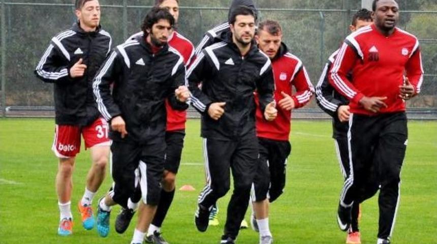 Sivasspor Ikinci Yarı Hazırlıklarına G&uuml;nde &Ccedil;ift Antremanla S&uuml;rd&uuml;r&uuml;yor