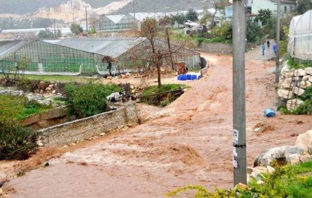 Antalya'da Fırtına Ve Yağmur Yaşamı Felç Etti, Okullar Tatil Edildi (9)