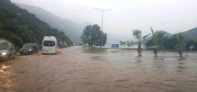 Antalya'da Fırtına Ve Yağmur Yaşamı Felç Etti, Okullar Tatil Edildi (9)