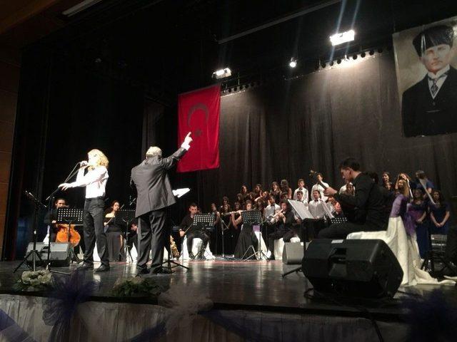 Liseli Öğrencilerin Türk Halk Müziği Konseri İlgi Gördü