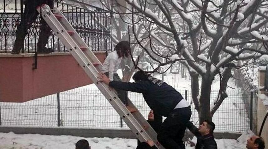 Yangında Mahsur Kalan Biri Bebek D&ouml;rt Kişiyi Itfaiye Kurtardı