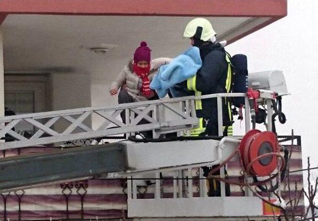Yangında Mahsur Kalan Biri Bebek D&ouml;rt Kişiyi Itfaiye Kurtardı 1