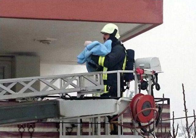 Yangında Mahsur Kalan Biri Bebek D&ouml;rt Kişiyi Itfaiye Kurtardı 2